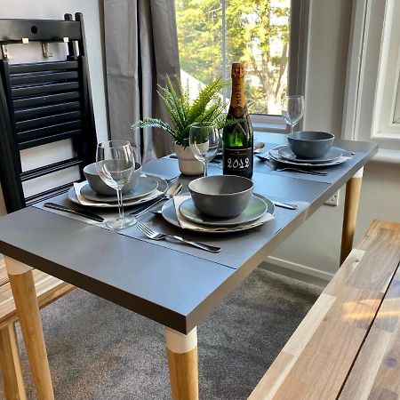 Trendy Stylish Apartment! - 5 Minute Walk To The Best Beach! - Great Location - Parking - Fast Wifi - Smart Tv - Newly Decorated - Sleeps Up To 6! Close To Bournemouth & Poole Town Centre & Sandbanks 외부 사진