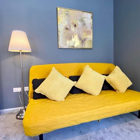 Trendy Stylish Apartment! - 5 Minute Walk To The Best Beach! - Great Location - Parking - Fast Wifi - Smart Tv - Newly Decorated - Sleeps Up To 6! Close To Bournemouth & Poole Town Centre & Sandbanks 외부 사진