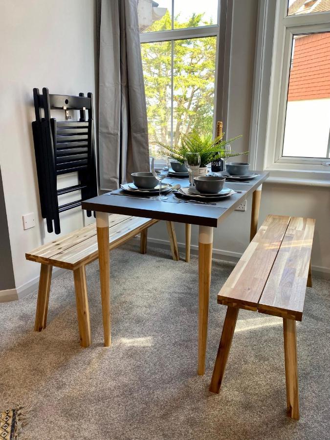Trendy Stylish Apartment! - 5 Minute Walk To The Best Beach! - Great Location - Parking - Fast Wifi - Smart Tv - Newly Decorated - Sleeps Up To 6! Close To Bournemouth & Poole Town Centre & Sandbanks 외부 사진