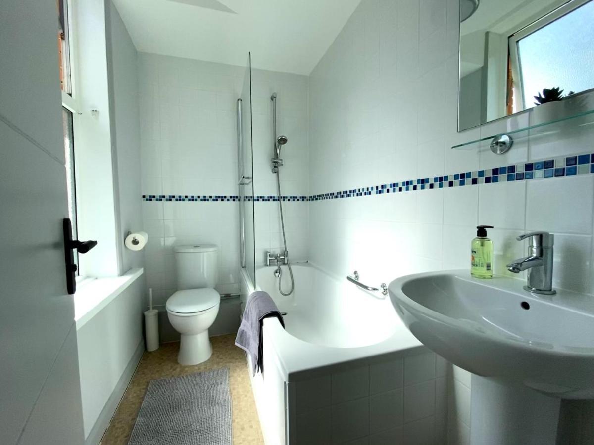Trendy Stylish Apartment! - 5 Minute Walk To The Best Beach! - Great Location - Parking - Fast Wifi - Smart Tv - Newly Decorated - Sleeps Up To 6! Close To Bournemouth & Poole Town Centre & Sandbanks 외부 사진