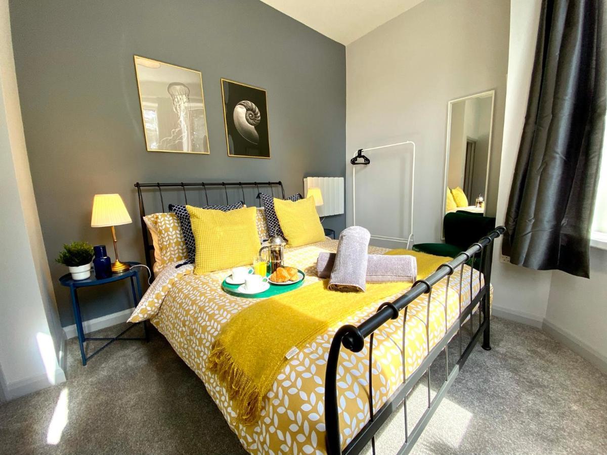 Trendy Stylish Apartment! - 5 Minute Walk To The Best Beach! - Great Location - Parking - Fast Wifi - Smart Tv - Newly Decorated - Sleeps Up To 6! Close To Bournemouth & Poole Town Centre & Sandbanks 외부 사진