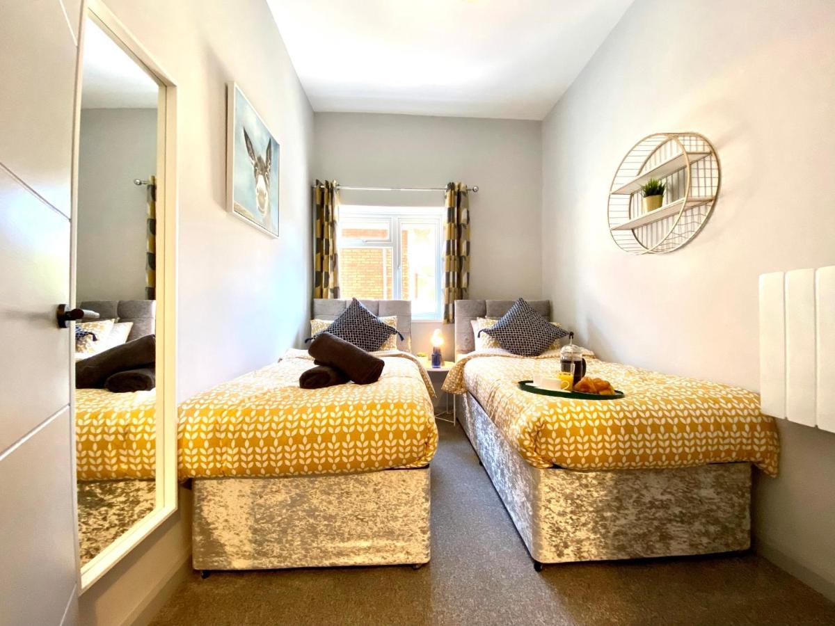 Trendy Stylish Apartment! - 5 Minute Walk To The Best Beach! - Great Location - Parking - Fast Wifi - Smart Tv - Newly Decorated - Sleeps Up To 6! Close To Bournemouth & Poole Town Centre & Sandbanks 외부 사진